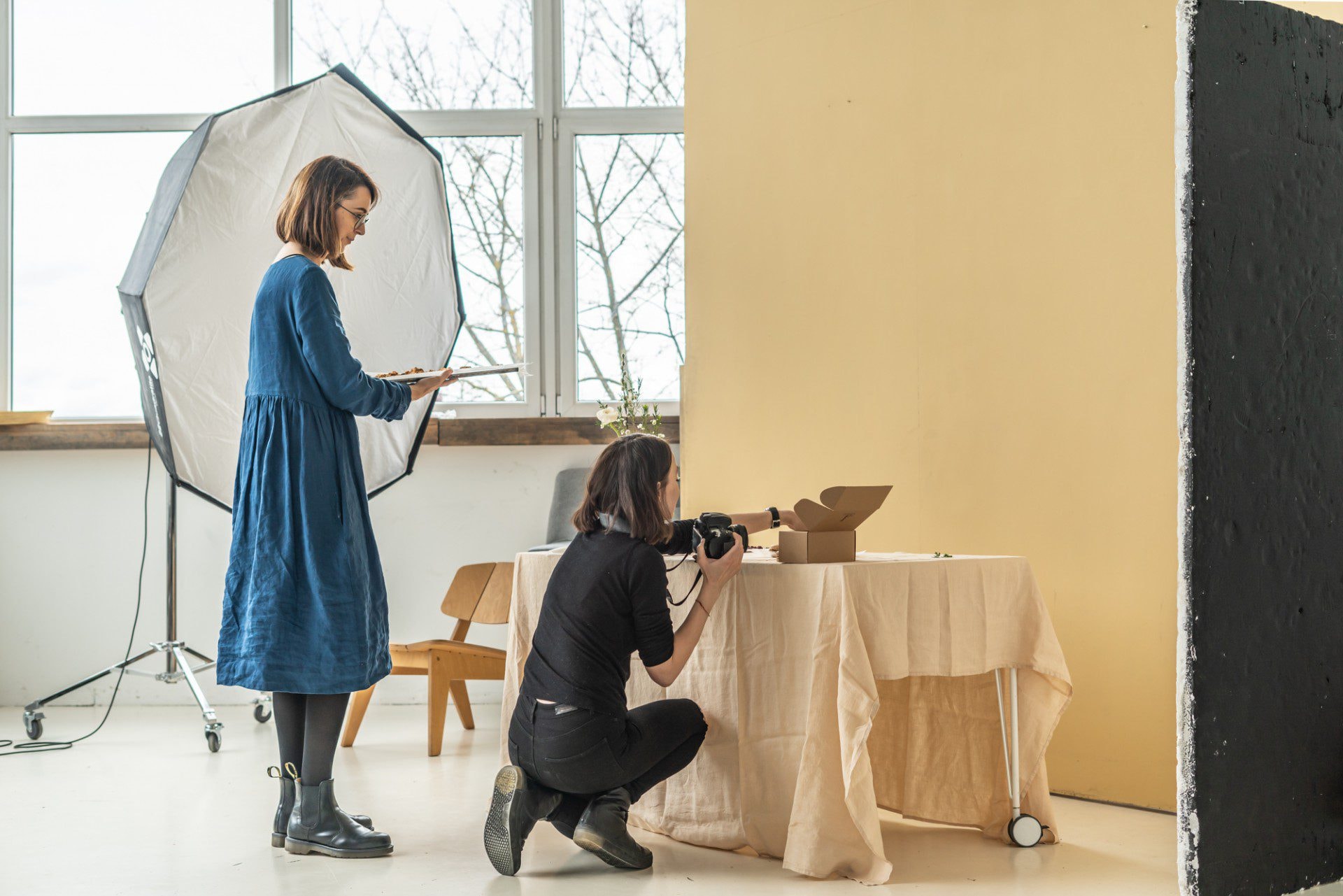 Fotosesija A studijoje prie geltonos sienos